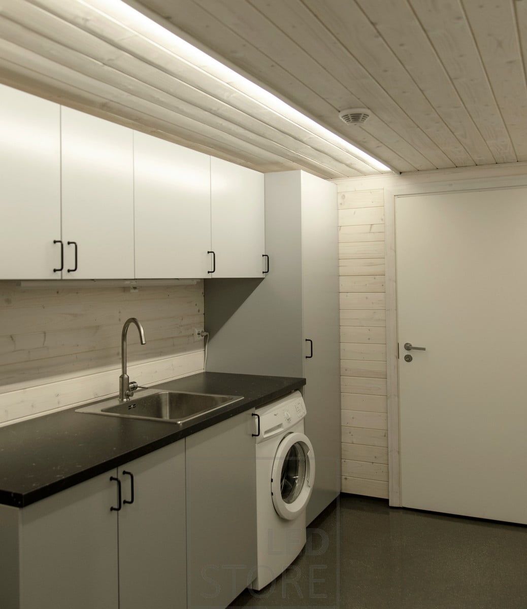 Tvättstuga upplyst från taket med Led-list.
